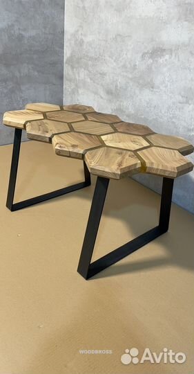 Стол из Эпоксидки и массива дерева от производител