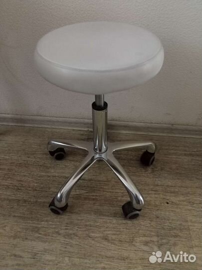 Стул для мастера маникюра на колесиках