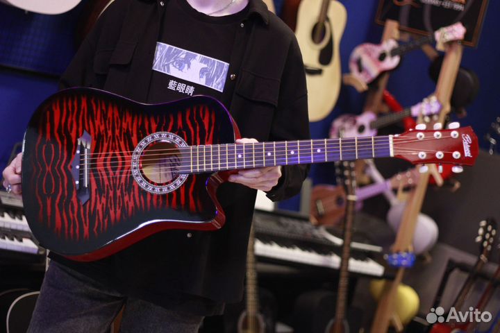 Гитара красная