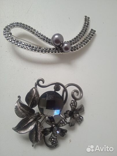 Две брошки