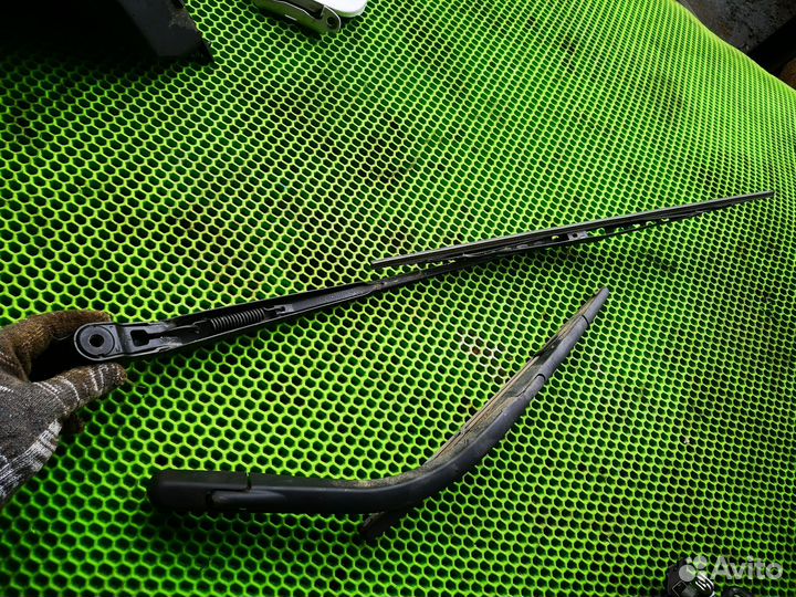 Поводок дворника на LADA Largus 2012-н.в