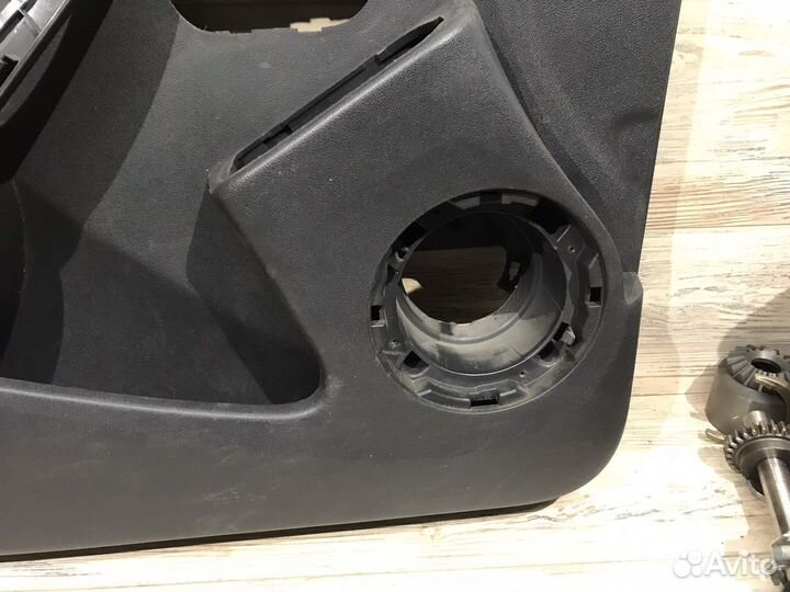 Обшивка левой двери Nissan Terrano D10