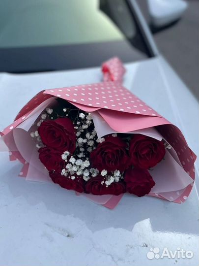 Букет из роз и гипсофилы