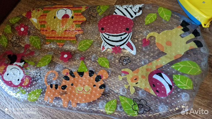 Игрушки и коврик для купания