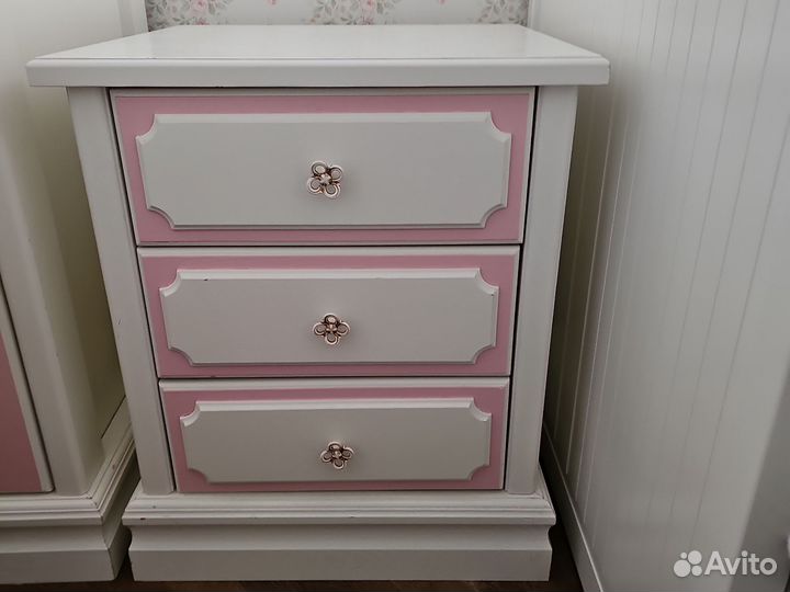 Тумба прикроватная из массива