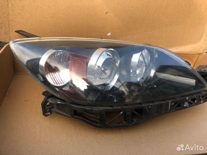 Фара правая Mazda 3 BK 2004