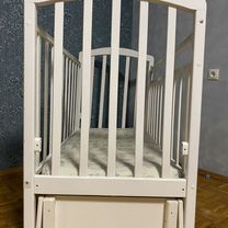 Детская кроватка с маятником и ящиком