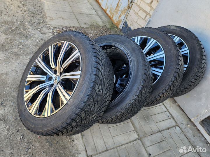 Колёса оригинал Volvo хс90 275 45 R20 зима липучка