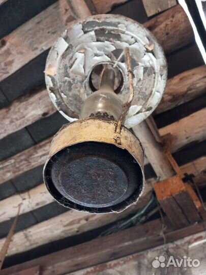 Живописнейшая старая керосиновая лампа