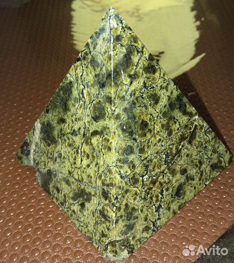 Пирамида из камня змеевик (серпентинит)