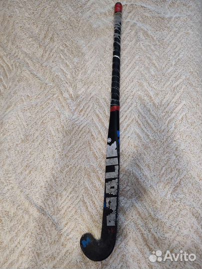 Клюшка хоккейная с мячом на траве