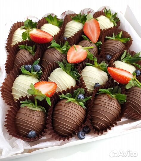 Клубника/финики в шоколаде