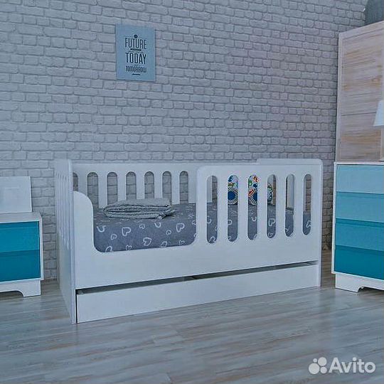 Кровать с бортиком