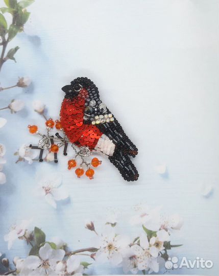 Брошь ручной работы из бисера снегирь