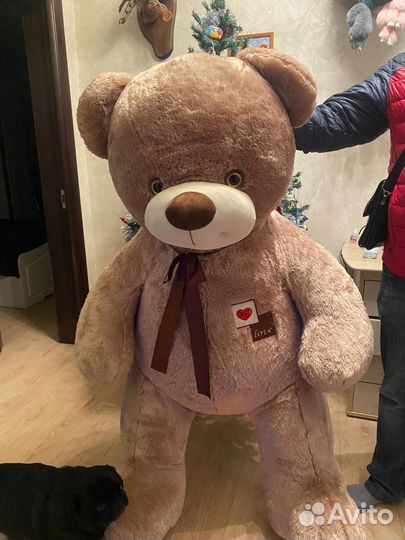 Большой плюшевый медведь
