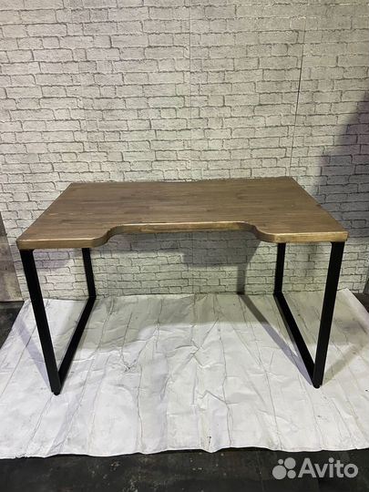 Стол компьютерный в стиле лофт с вырезом
