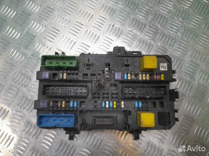 Блок предохранителей Opel Astra H универсал 1.8