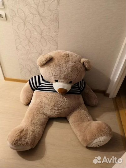 Большой плюшевый медведь