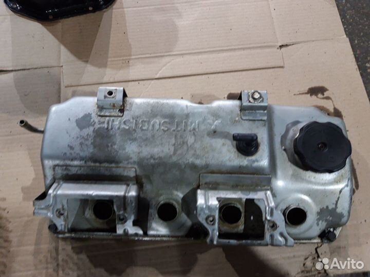 Клапанная крышка, масляный поддон mitsubishi 4G18