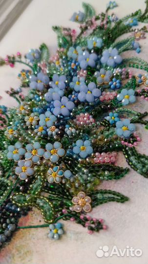 Картина вышитая из камней Незабудки