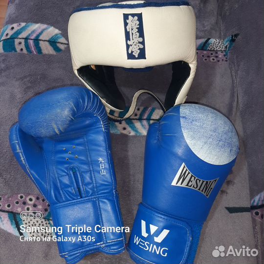 Боксерские перчатки и шлем