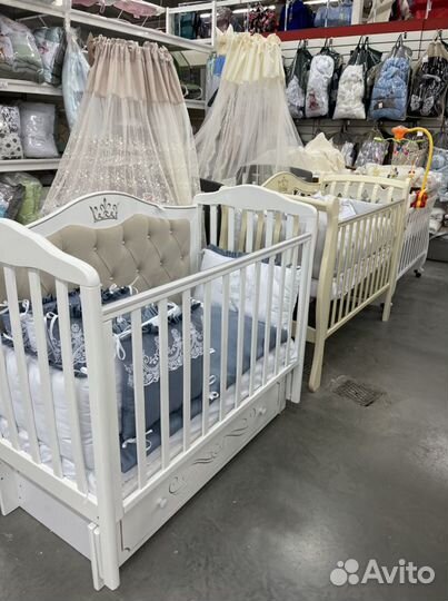 Королевские кровати с маятником и без