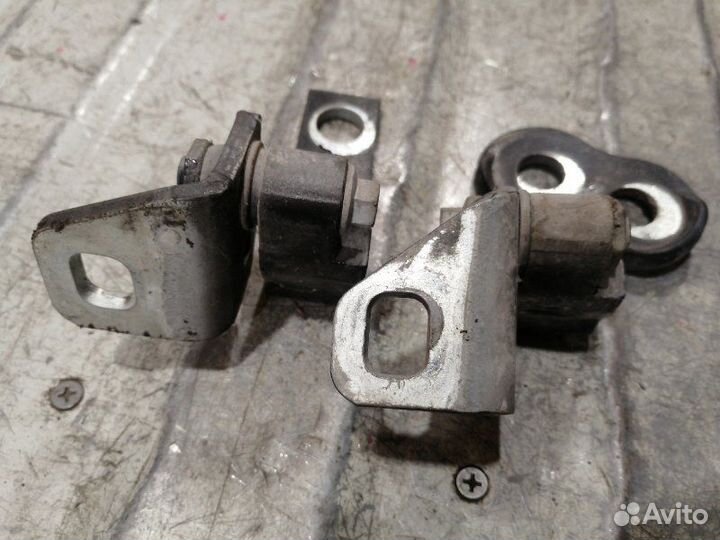 Петля двери передняя правая Ford Focus 3 седан 1.6