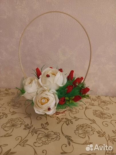 Красивая корзина с цветами и конфетами