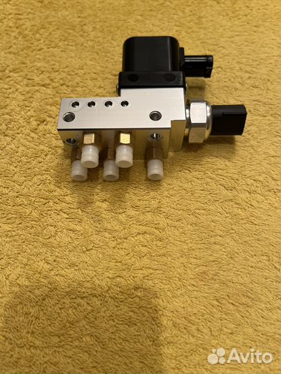 Блок клапанов пневмоподвески Мерседес W211 CLS55