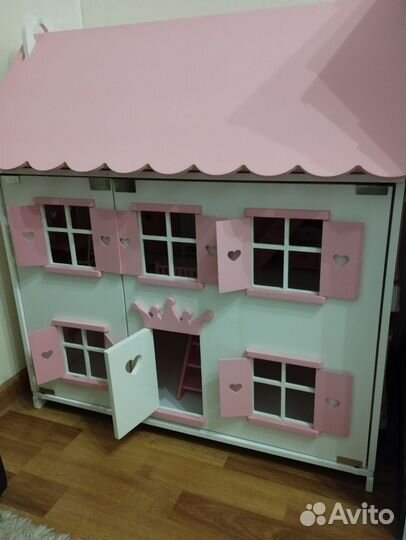 Большой кукольный домик с мебелью