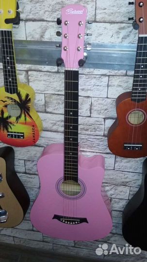 Акустическая гитара розового цвета