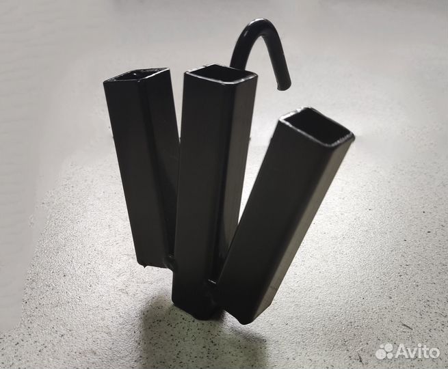 Вазы кованые нa кладбище