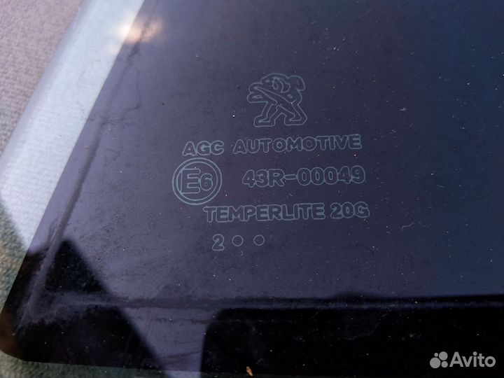 Стекло двери задней левой для Peugeot 408