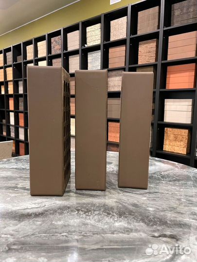 Керамический кирпич коричневый дерево завода жкз