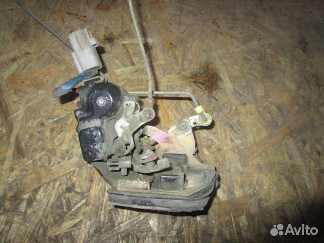 Замок двери задней левой Toyota Corolla E10 1992-1