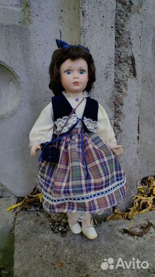 Кукла фарфоровая