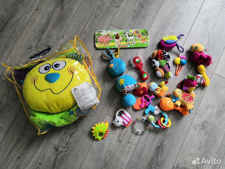 Развивающие игрушки, погремушки, коврик 0+