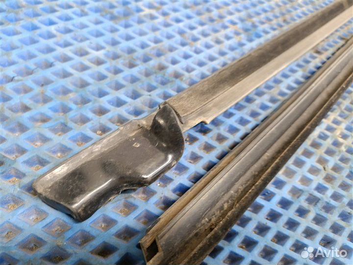 Уплотнитель стекла двери передний левый Volkswagen