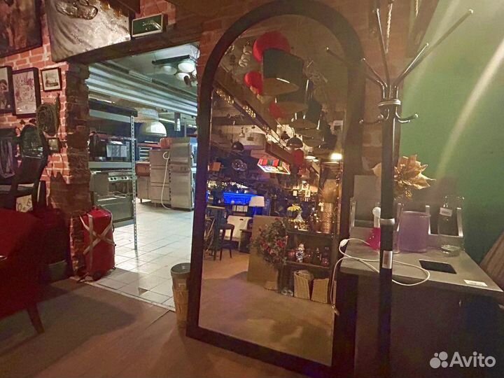 Большое зеркало в раме из массива