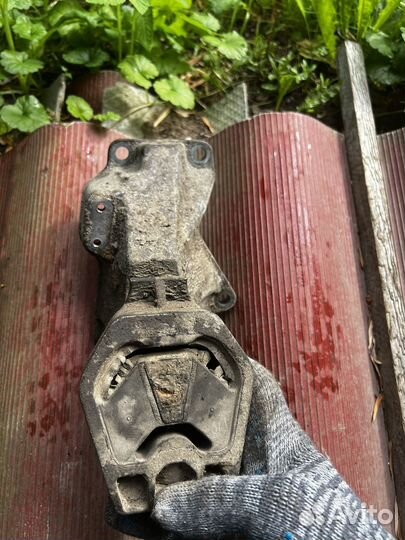 Кронштейн кпп audi c4 100 a6