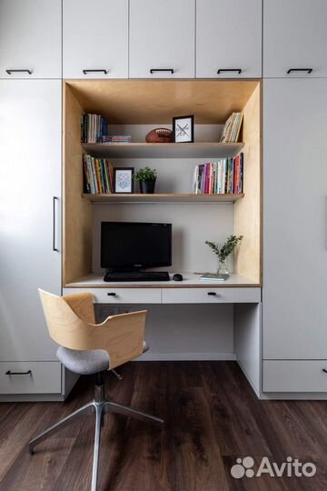 Рабочая зона у окна со шкафом