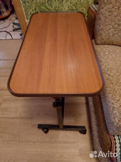 Прикроватный столик на колесиках