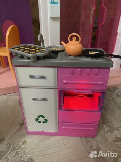 Большой кукольный домик с мебелью