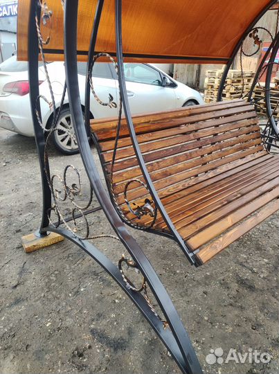 Качель с крышей