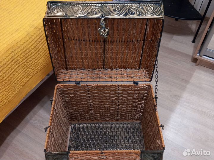 Сундук плетеный с кованой инкрустацией