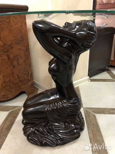 Подставка, столик со стеклом девушка