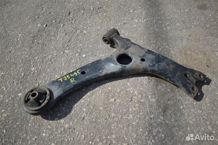 Рычаг передний правый Toyota Corolla Verso 1