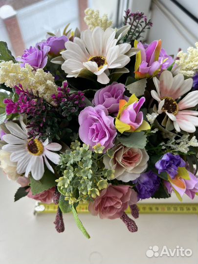 Ваза с искусственными цветами