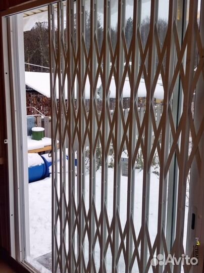 Решетки раздвижные на окна под ключ
