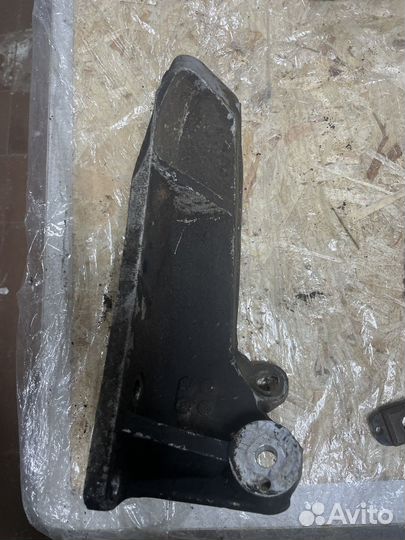 Кронштейн двигателя правый Ford Transit 91-00 2.5